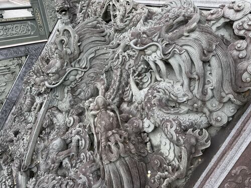 Wen Wu Temple: detail of the dragon carvings