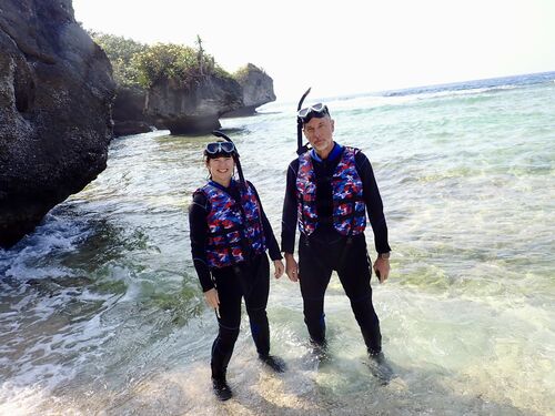Intrepid explorers Amy and Pete, styl'n