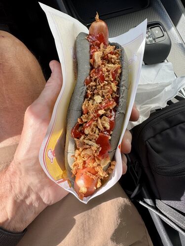 Siracha-dog (“volcano dog”)