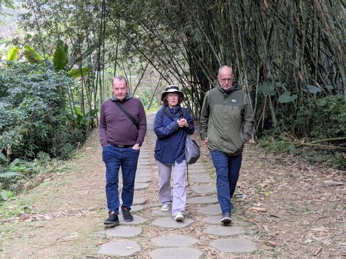 Walking to look at the Longteng Bridge Piers